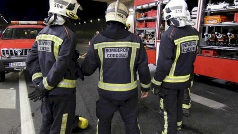 vecinos-extinguen-el-fuego-en-un-coche-en-paraiso-arenal-en-cordoba