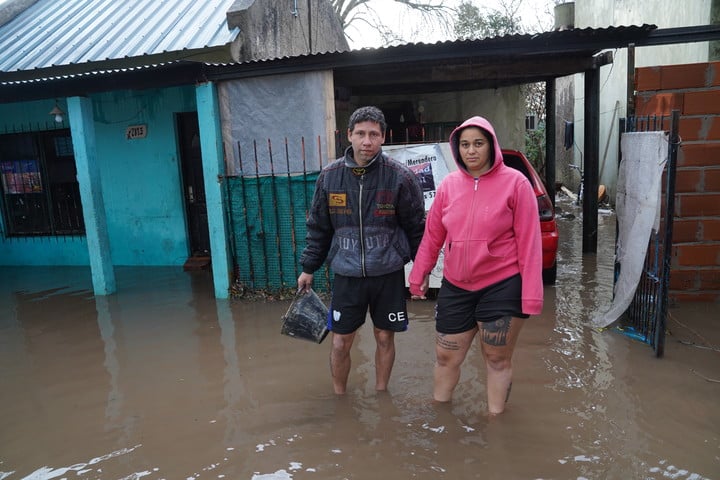 la-inundacion-en-la-plata-y-el-drama-de-empezar-de-cero-otra-vez:-perdieron-todo-en-2013-y-ahora-les-volvio-a-pasar