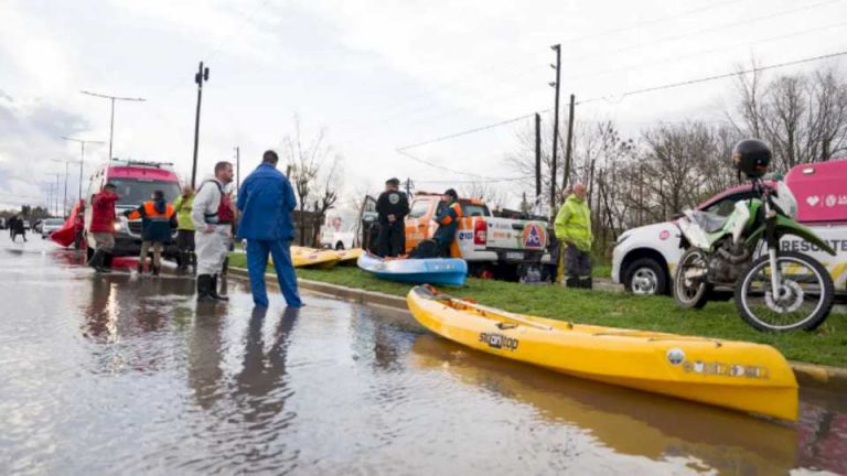 inundaciones-en-la-plata:-hay-mas-de-1000-evacuados-y-la-solucion-tardaria-varios-dias-en-normalizarse