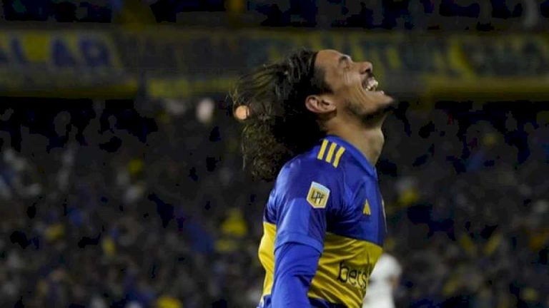 edinson-cavani-hizo-su-primer-gol-en-boca-y-explico-por-que-no-se-colgo-del-alambrado-en-el-festejo