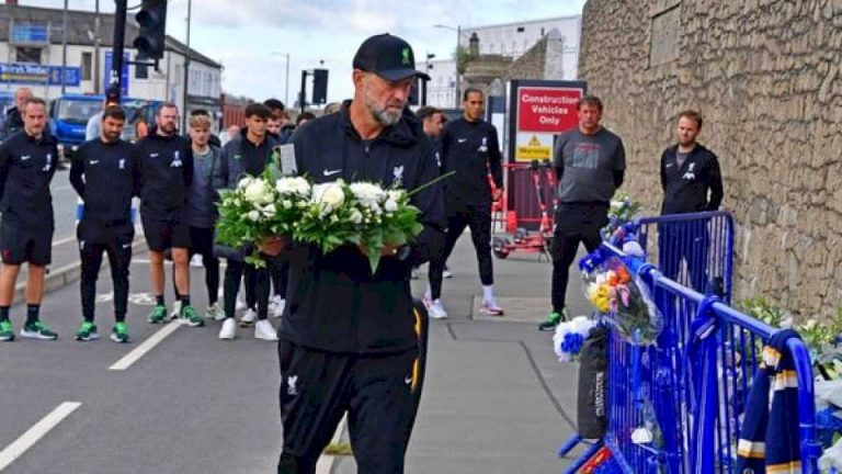 el-emotivo-homenaje-del-plantel-del-liverpool-a-un-obrero-que-murio-en-la-construccion-del-estadio-del-everton