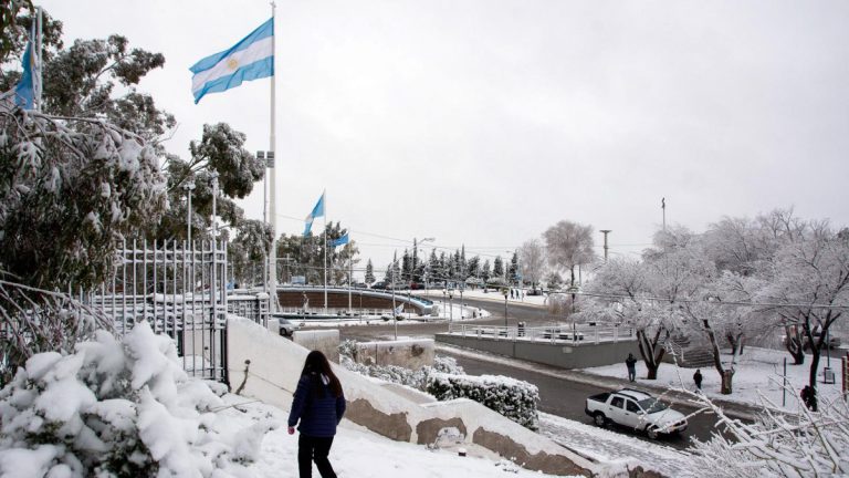 la-nieve-llego-a-la-capital-de-neuquen-y-a-la-zona-de-alto-valle-de-rio-negro