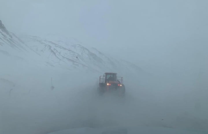 alerta-roja-por-fuertes-nevadas-en-mendoza:-el-paso-cristo-redentor-seguira-cerrado-y-hay-cientos-de-camiones-varados