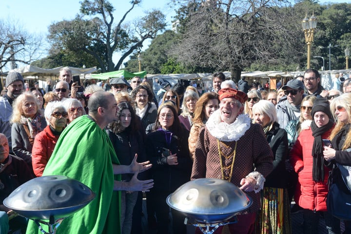 pablo-alarcon-convoco-y-conmovio-a-una-multitud-en-plaza-francia-con-su-espectaculo-a-la-gorra