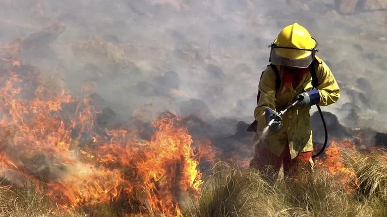 incendios-en-cordoba:-combaten-tres-focos-activos-y-se-mantiene-la-alerta-por-riesgo-extremo