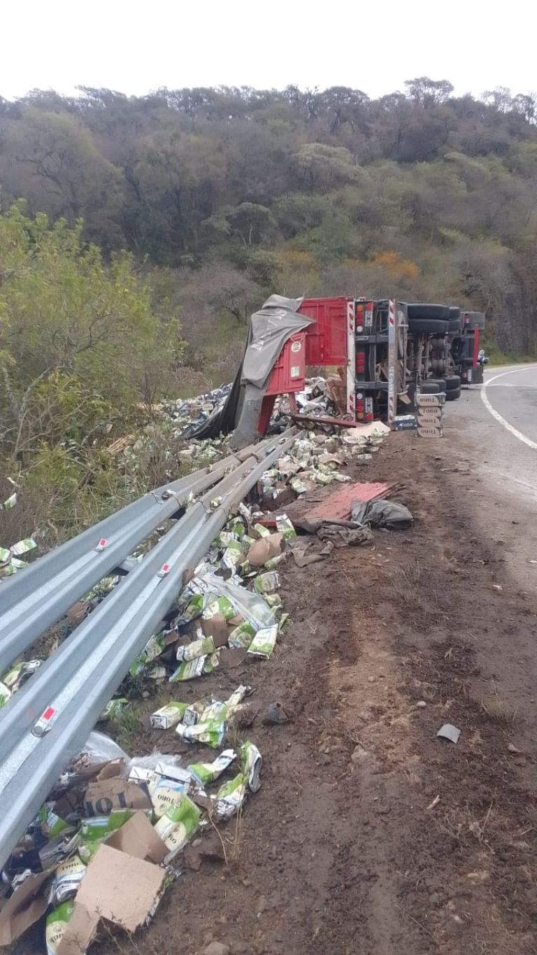 volco-un-camion-en-la-cuesta-del-totoral