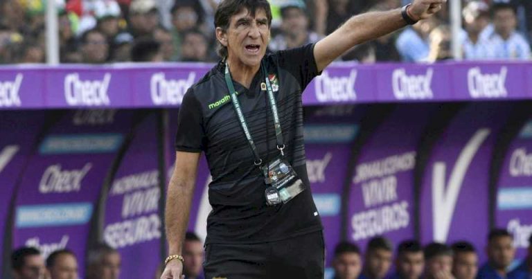 gustavo-costas-durisimo-con-sus-jugadores-tras-la-goleada-de-argentina-sobre-bolivia:-“parecia-que-nosotros-sufrimos-la-altura:-perder-asi-debe-dar-verguenza”