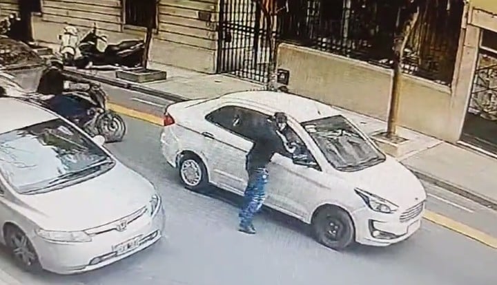 brutal-robo-en-pleno-recoleta:-motochorros-rompieron-a-pinas-los-vidrios-de-un-auto-y-se-llevaron-un-bolso-con-dolares