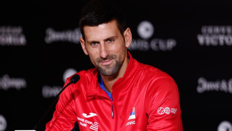 djokovic-detiene-su-rueda-de-prensa-para-apuntarse-una-palabra-en-espanol