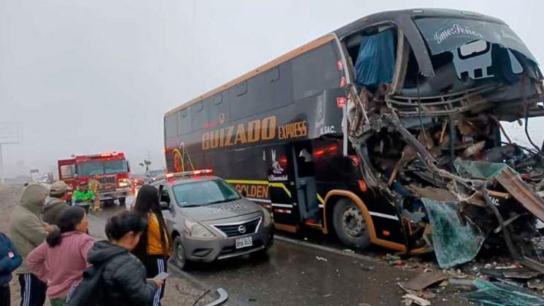 peru:-un-omnibus-cayo-en-un-barranco-y-hay-al-menos-25-muertos