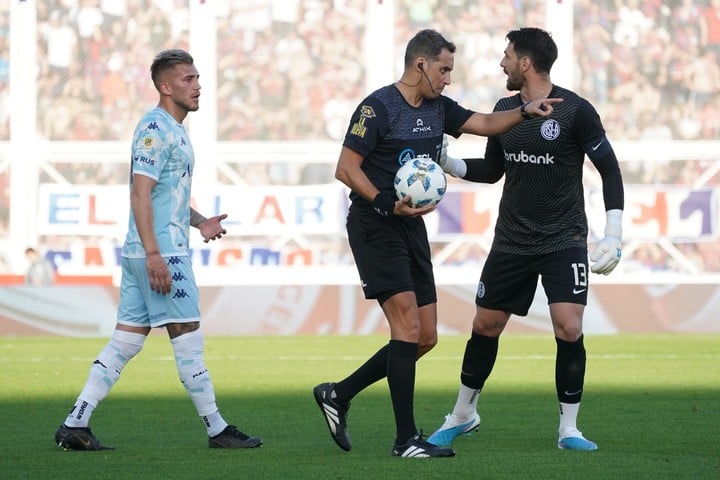 «esto-con-‘nicola’-no-pasaba»:-la-suspicaz-frase-de-lautaro-acosta-tras-el-penal-que-rapallini-no-le-cobro-a-lanus