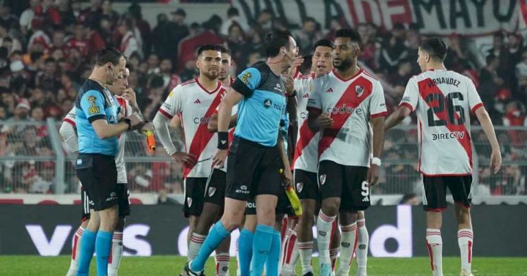 river-protesto-un-gol-anulado-por-el-var:-su-revision-se-demoro-seis-minutos-y-genero-polemica