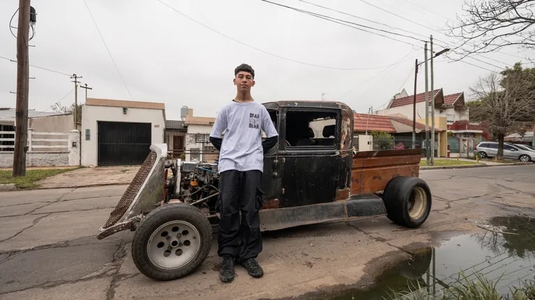 tiene-17-anos-y-en-tres-meses-combino-la-chatarra-de-dos-modelos-de-autos-historicos-para-hacer-“la-rata”