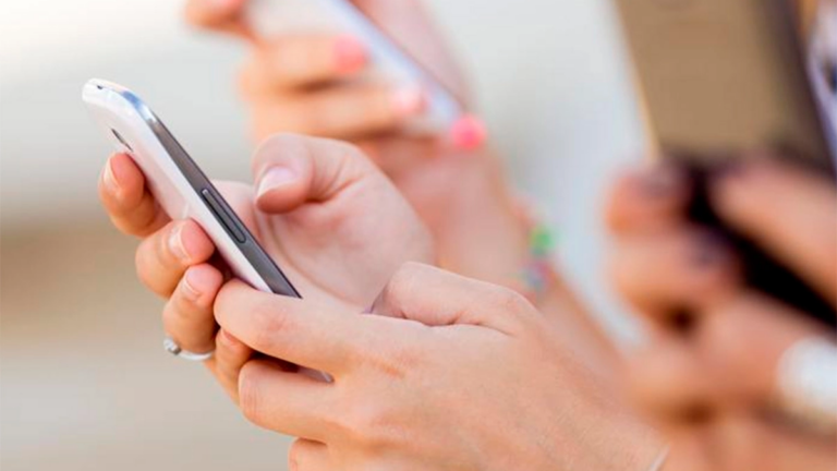El Gobierno de Brasil prohibió el uso de celulares en las escuelas