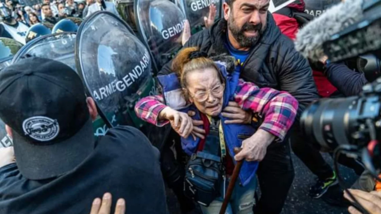 El protocolo antipiquetes de Bullrich dejó más de mil heridos, entre ellos jubilados y niños