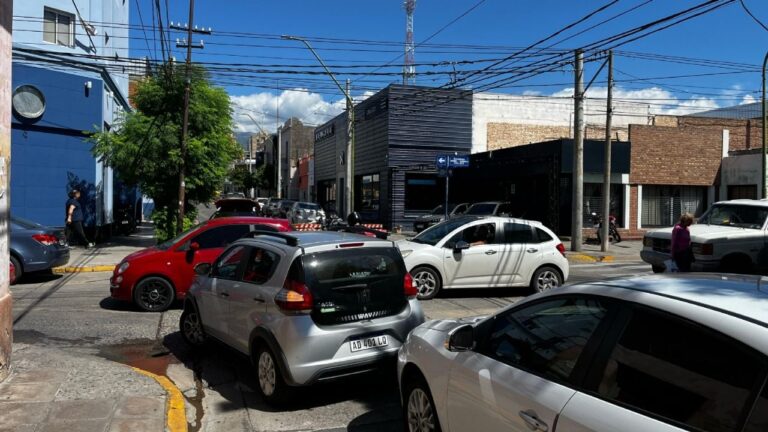 Enojo de vecinos y caos vehicular por arreglos en pleno centro