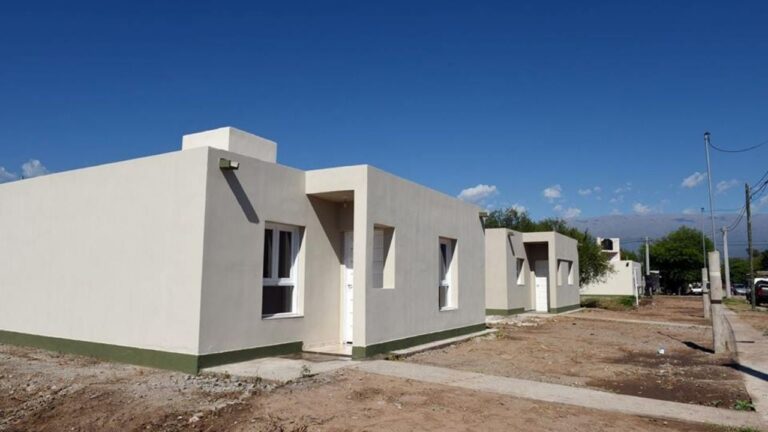 Entregaron viviendas en el Valle Central y se financiarán obras en Aconquija