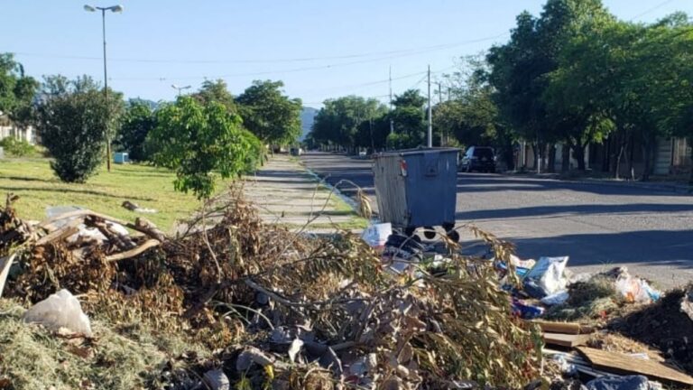 Denuncian estado de abandono en la plaza Los Lápices