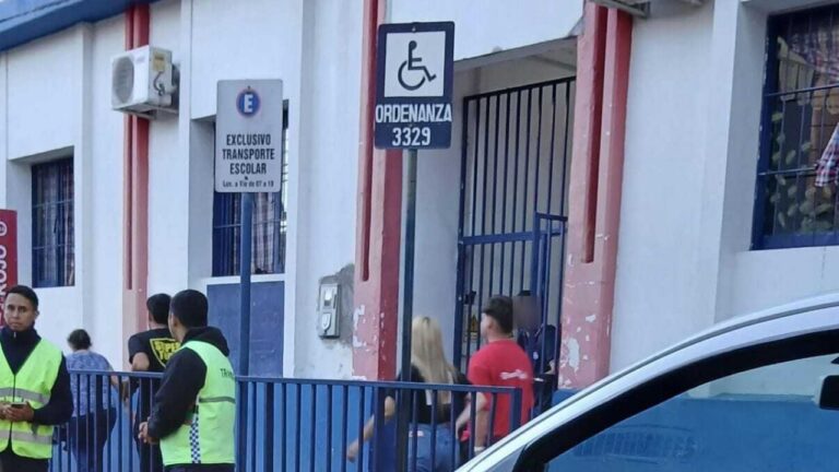 El centro a la hora de la salida de los colegios es intransitable