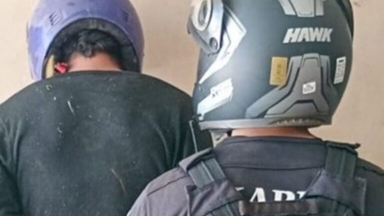 Agredió y amenazó con dos cuchillos a su novia