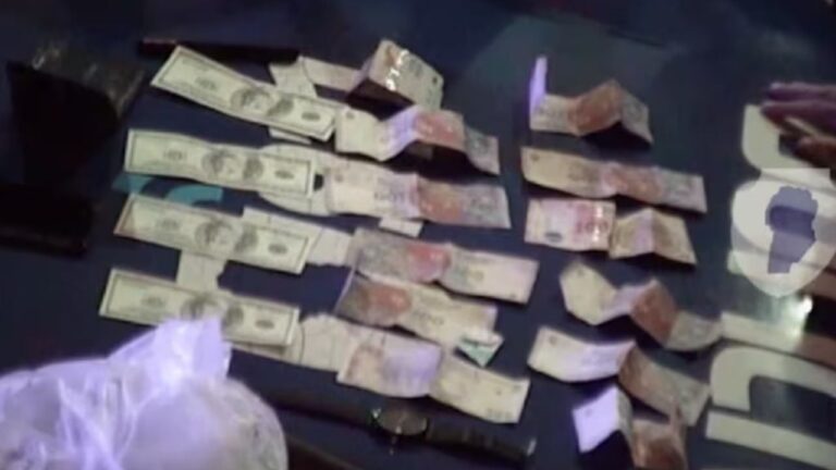 Se pasó de pícaro: quiso comprar un celular con dinero trucho, el vendedor lo notó y lo detuvieron