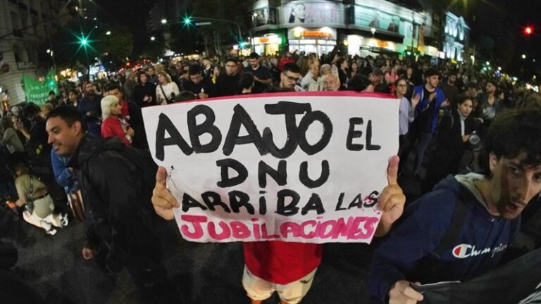 Abajo el DNU: Desde que volvió el FMI las jubilaciones cayeron la mitad