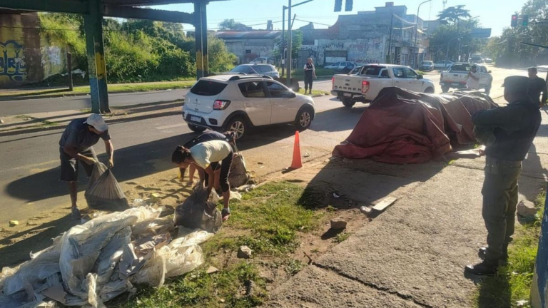 Un camión que trasladaba yerba «Playadito» perdió paquetes y la gente se los llevó rápidamente