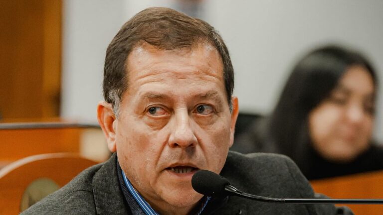 Piden que el Gobierno pague y restablezca el transporte escolar en el interior provincial