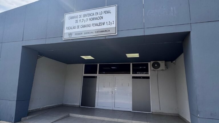 Condenaron a un sujeto por besar a un niño en la frente