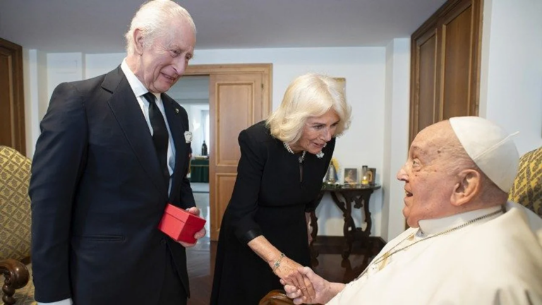En su aniversario de boda, el rey Carlos y Camilla visitaron al papa Francisco