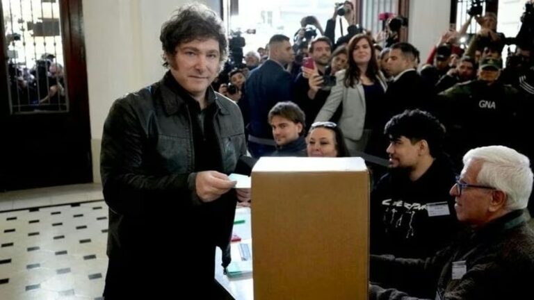 Incómodo momento: una autoridad de la mesa donde votó Javier Milei se negó a saludarlo