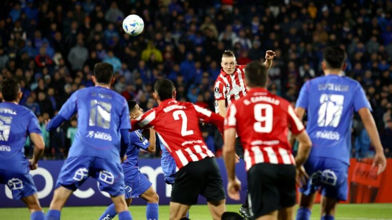 Estudiantes pisó fuerte en Chile y goleó 3-0 a Universidad por la Copa Libertadores