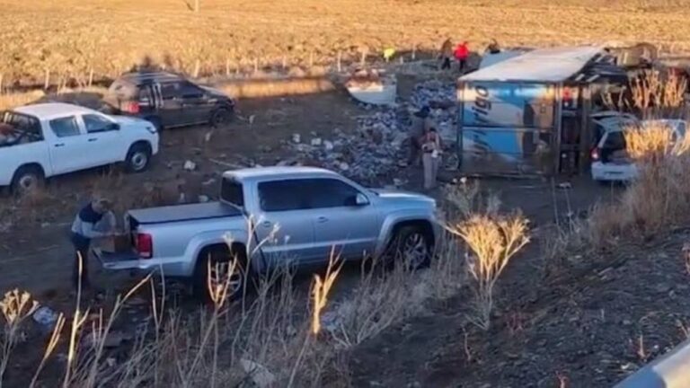 Un camionero murió tras un accidente y los vecinos saquearon la mercadería