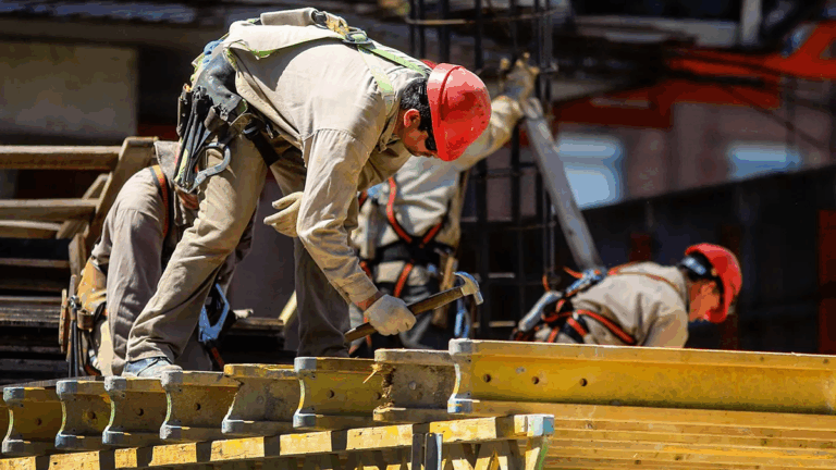 En marzo la producción industrial cayó un 4,5% y la construcción se contrajo 4,1%