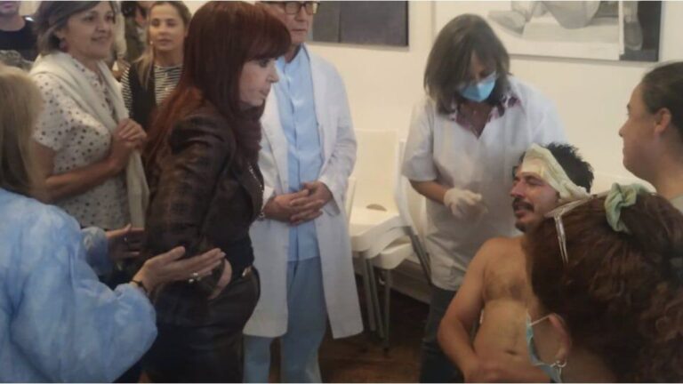 Cristina Kirchner asistió a un dirigente herido tras la represión a jubilados frente al Congreso