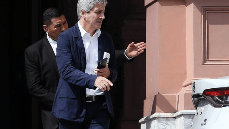 El Gobierno postergó el anuncio de las medidas para facilitar el uso de dólares «bajo el colchón»