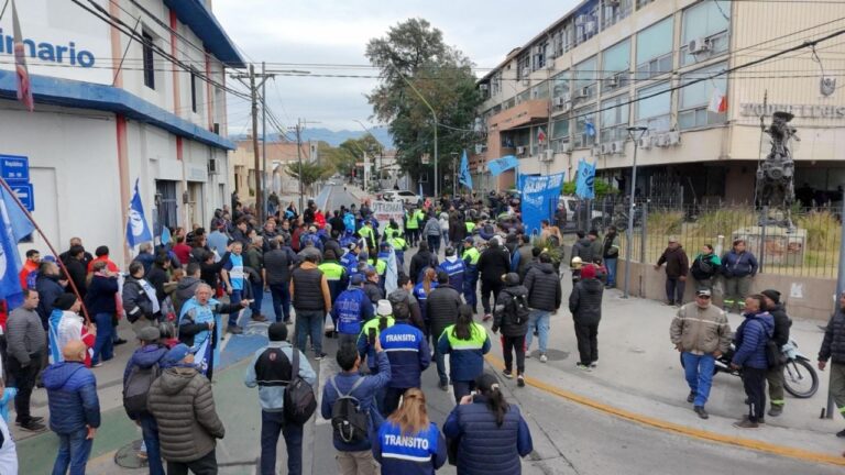El SOEM se moviliza y marcha por el casco céntrico: Anuncian un paro de 48 horas