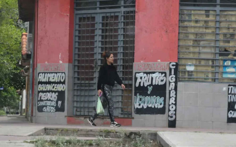 Una familia necesita $1.128.398 para no caer en la pobreza