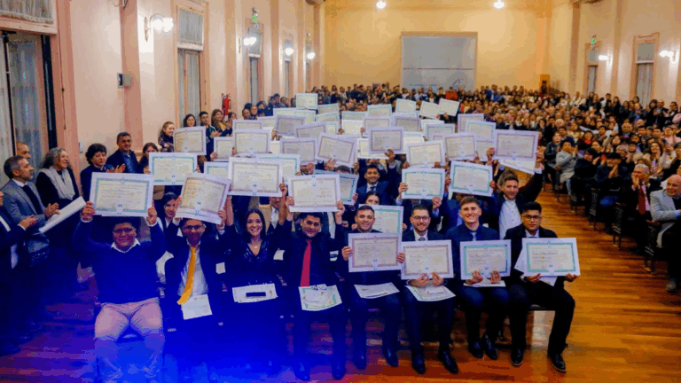 Emoción en acto de colación: 75 historias y el esfuerzo de permanecer hasta alcanzar el sueño