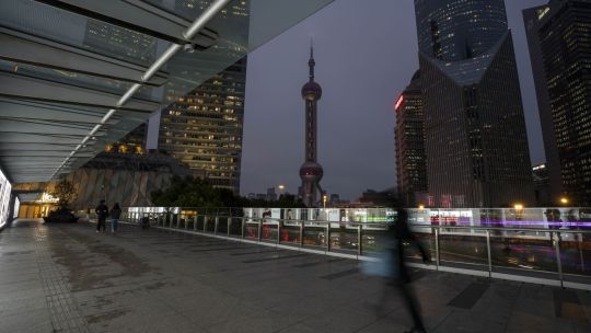 China alcanza superávit comercial récord tras estabilizarse exportaciones a EE.UU.