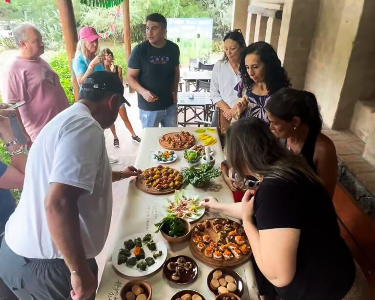 Degustación gratuita de sabores nativos en el Pueblo Perdido