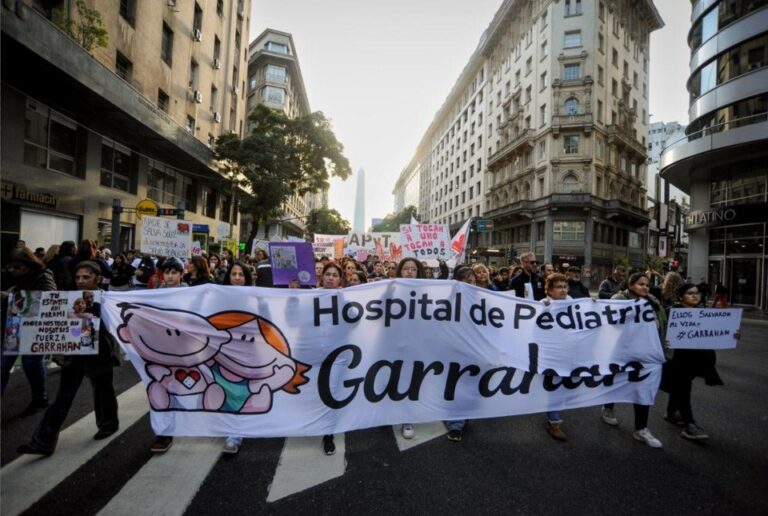 Marcha del Garrahan: trabajadores, médicos, residentes y gremios se movilizaron a Plaza de Mayo