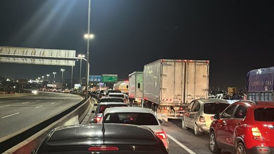 Sorpresivo piquete en ambas manos de la autopista Buenos Aires-La Plata generó caos y demoras