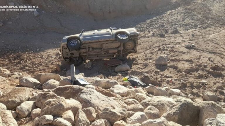 Joven perdió la vida al volcar su camioneta y caer a un precipicio de 10 metros