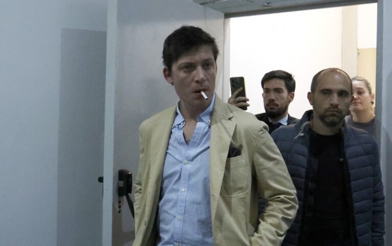 Karina y Santiago tantean una tregua en medio del tiroteo por los Menem y Scatturice