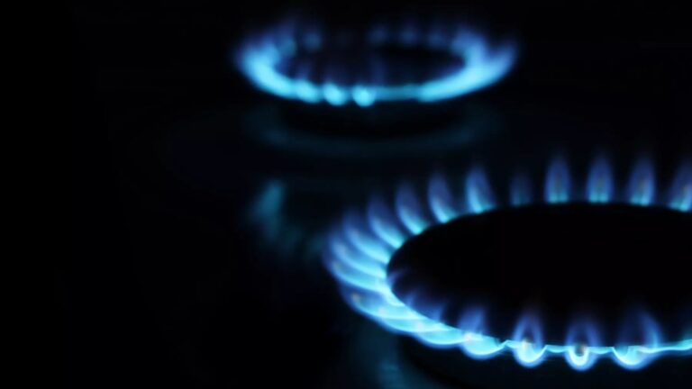 Milei con las petroleras: le pagará un 65% más caro el gas para que no lo corten