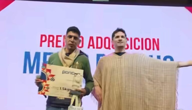 Jamás me lo imaginaba: Jaime Iván Suárez, el joven tejedor que ganó el Mejor Poncho 2025