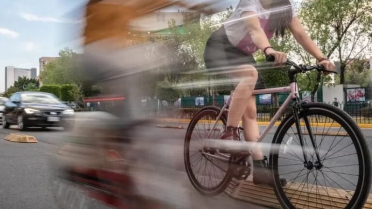 Buscan a motociclista que abusó de una mujer policía en la vía pública