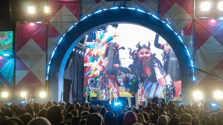 El Patio del Poncho se despidió a puro carnaval con Los Tekis