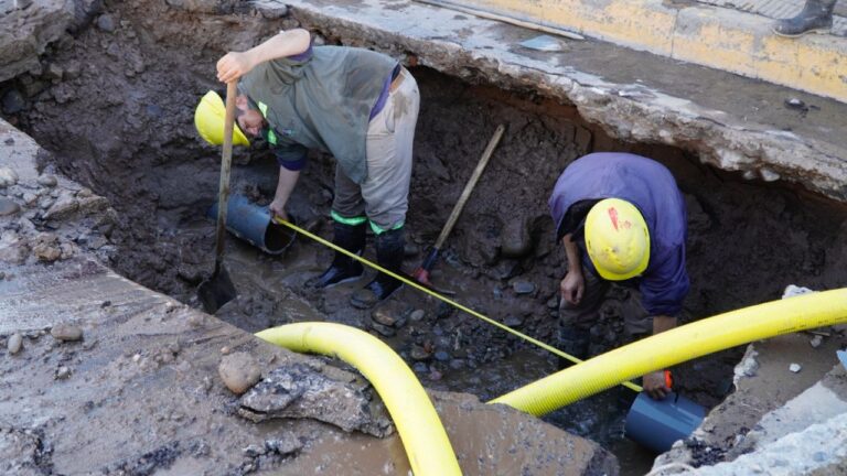 Aguas de Catamarca soluciono la perdida de agua en Av. Belgrano